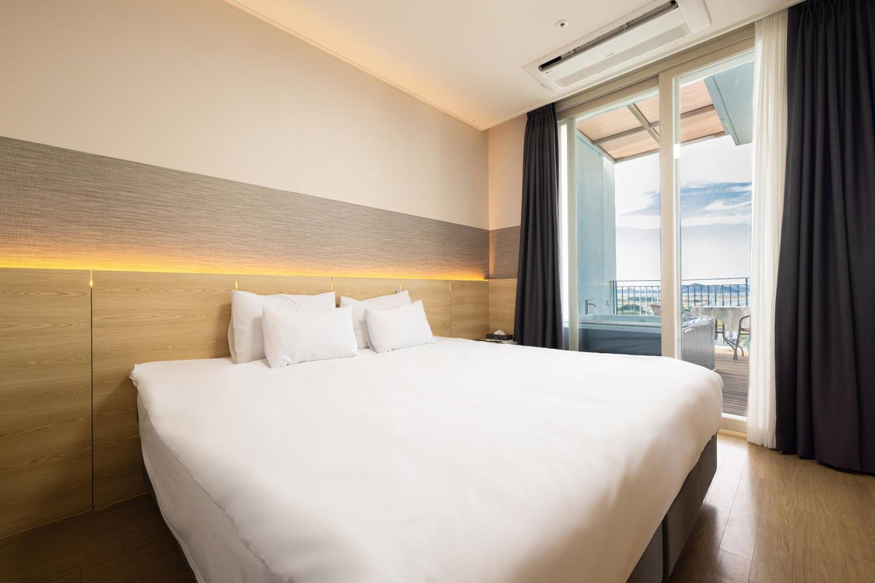 Spa, Premier, Deluxe, Suite, King Bed, Partial Ocean View
