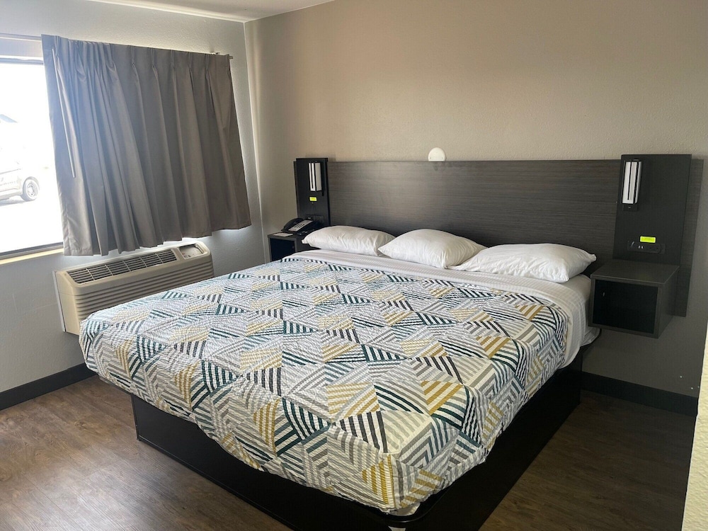DELUXE, KING BED, SMOKING