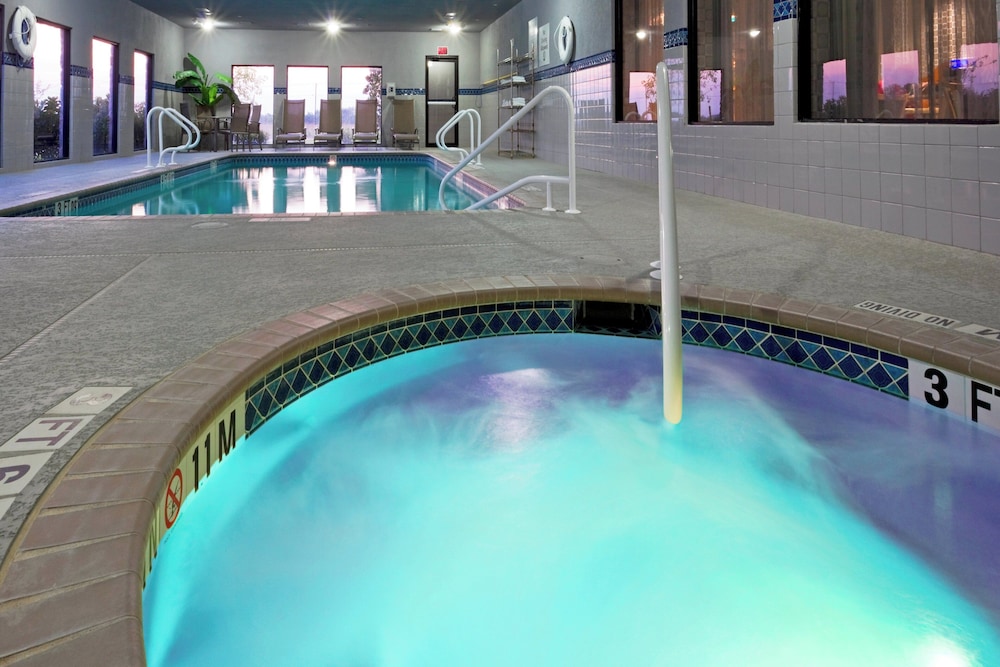 Holiday Inn Express Hotel Suites Hutto 41/72