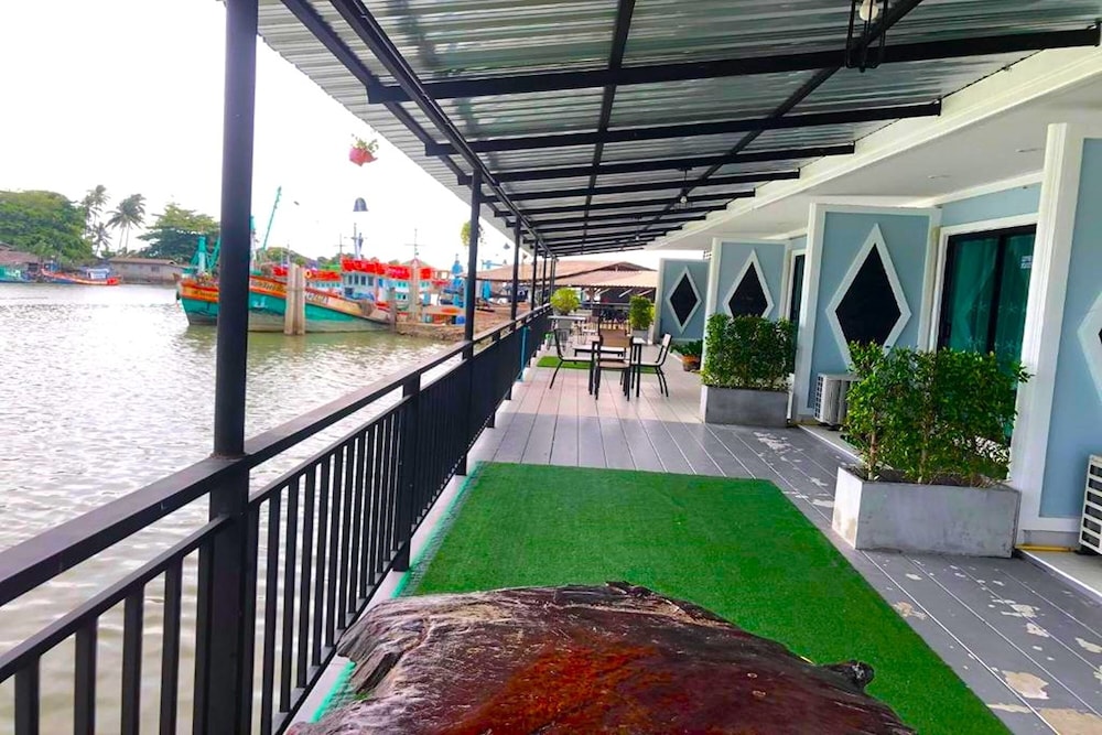 Chaiyai Riverfront Hotel 38/50