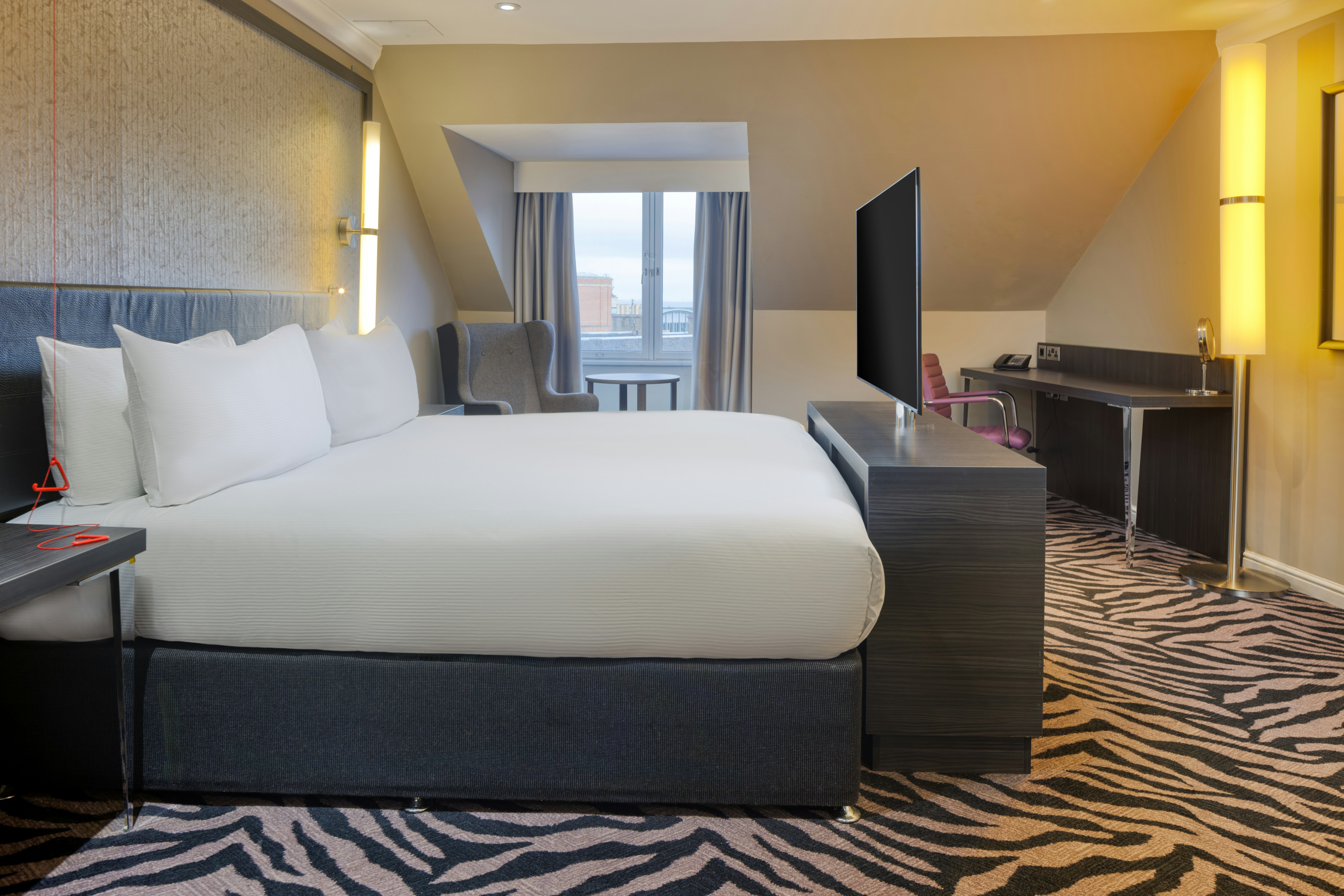DELUXE, KING BED, ACCESSIBLE