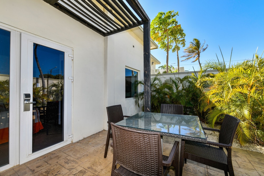 Voco Surfside Aruba by IHG 28/90