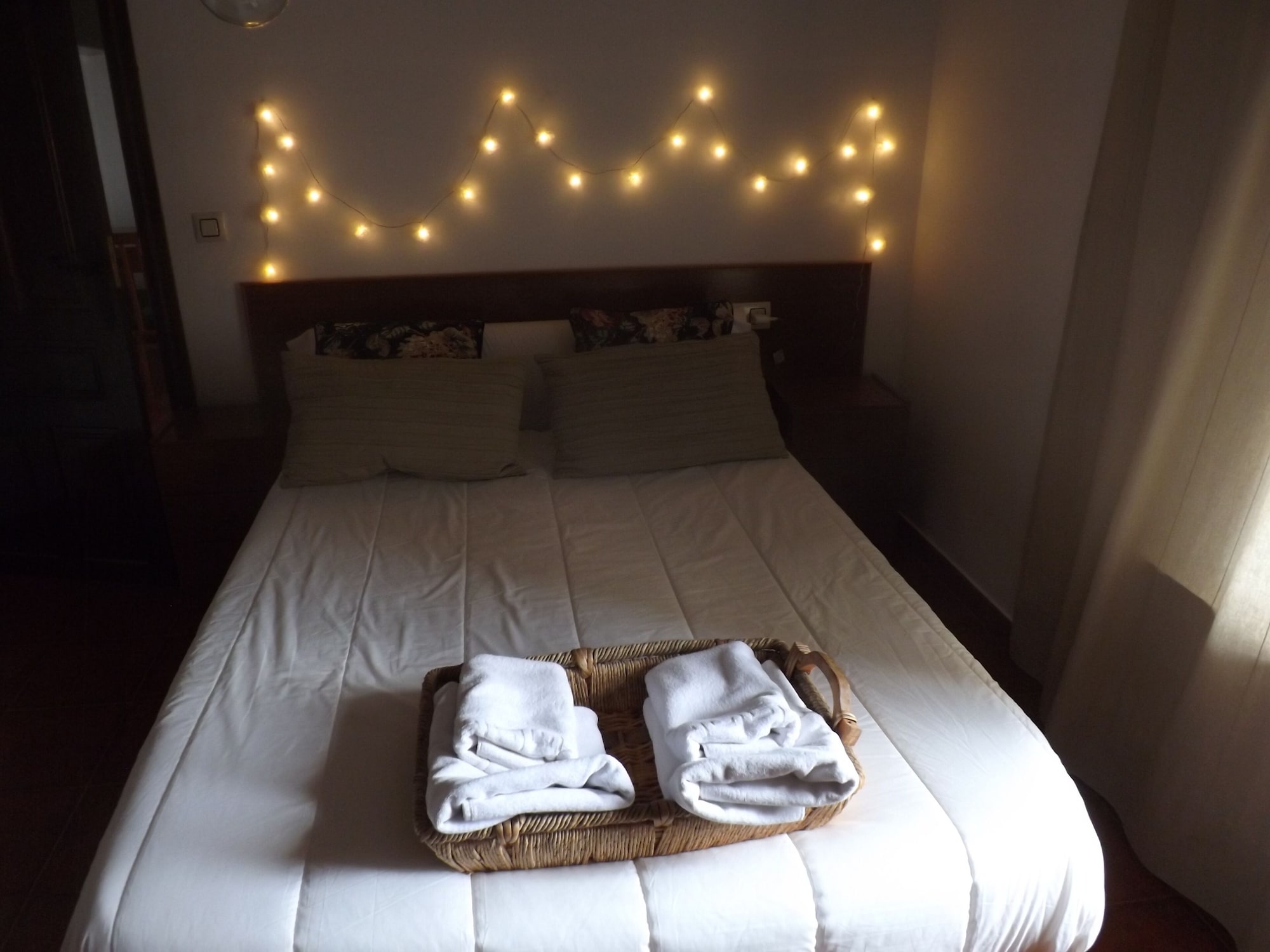 Deluxe, 1 Queen and 1 Single Bed, Sofa
