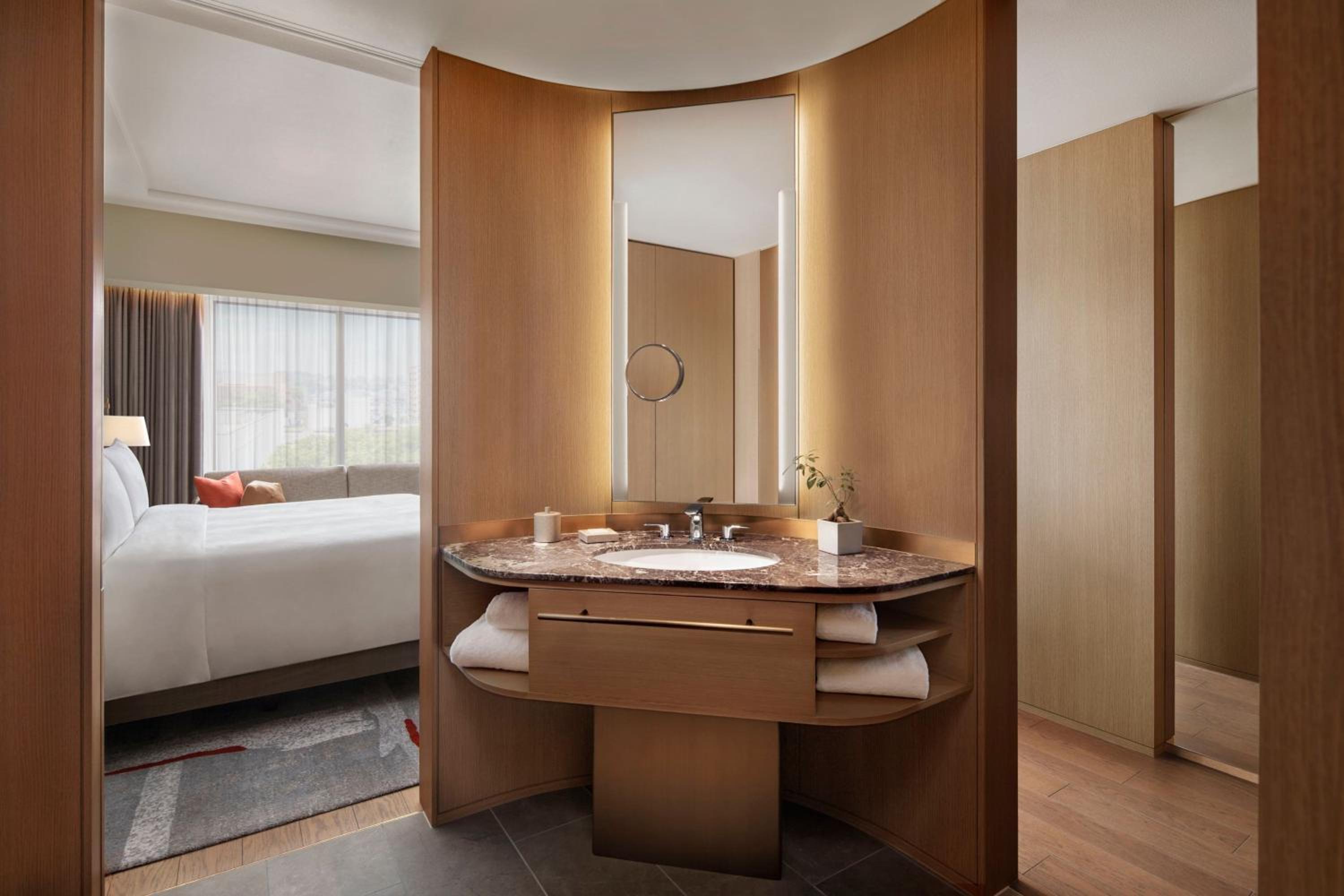غرفة تنفيذية تنفيذية بسرير كينج بإطلالة على المدينة مع دخول الصالة، JW Marriott Hotel Nara 4/5