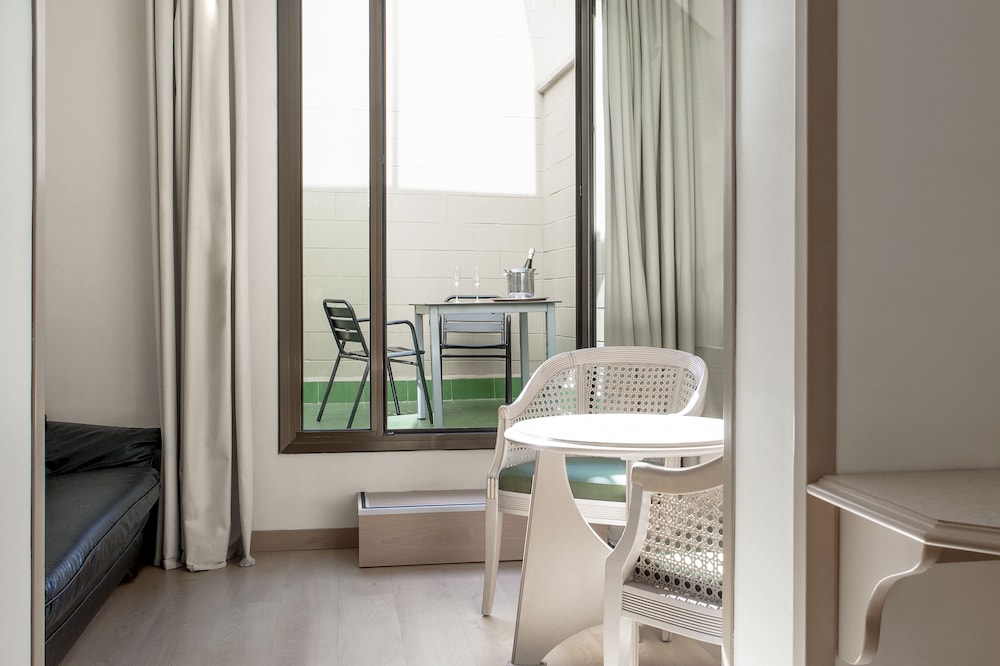 Lleo Hotel 39/40