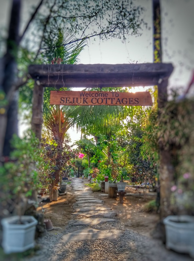 Sejuk Cottages 7/50