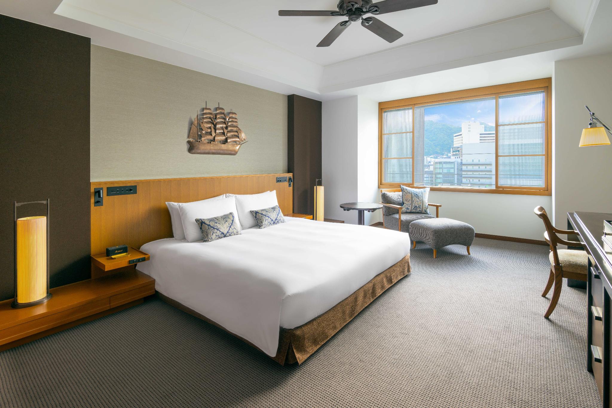 Standard, King Bed, City Side, Night View