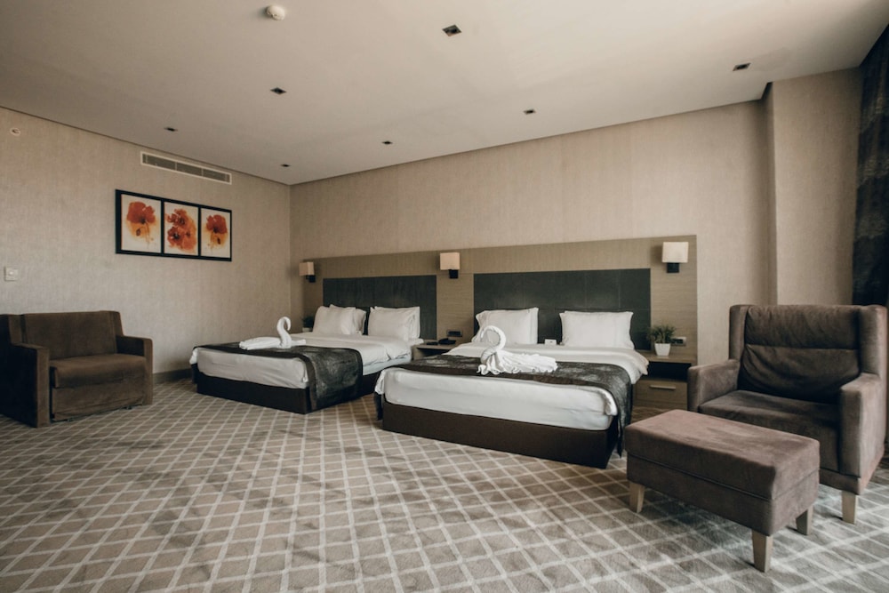 Hilly Hotel 16/71