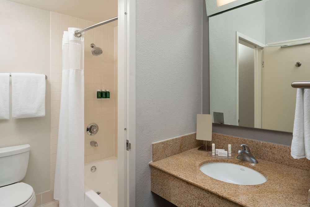 Sonesta Select Miami Lakes 8/42