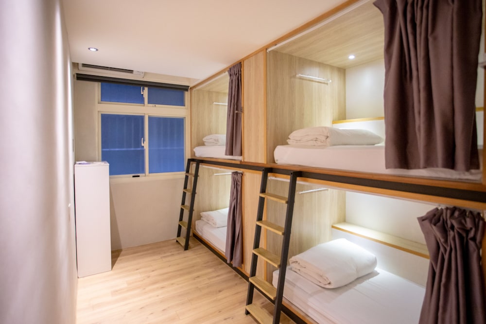 FEMALE DORM, FEMALE ONLY, SHARED BATHROOM
