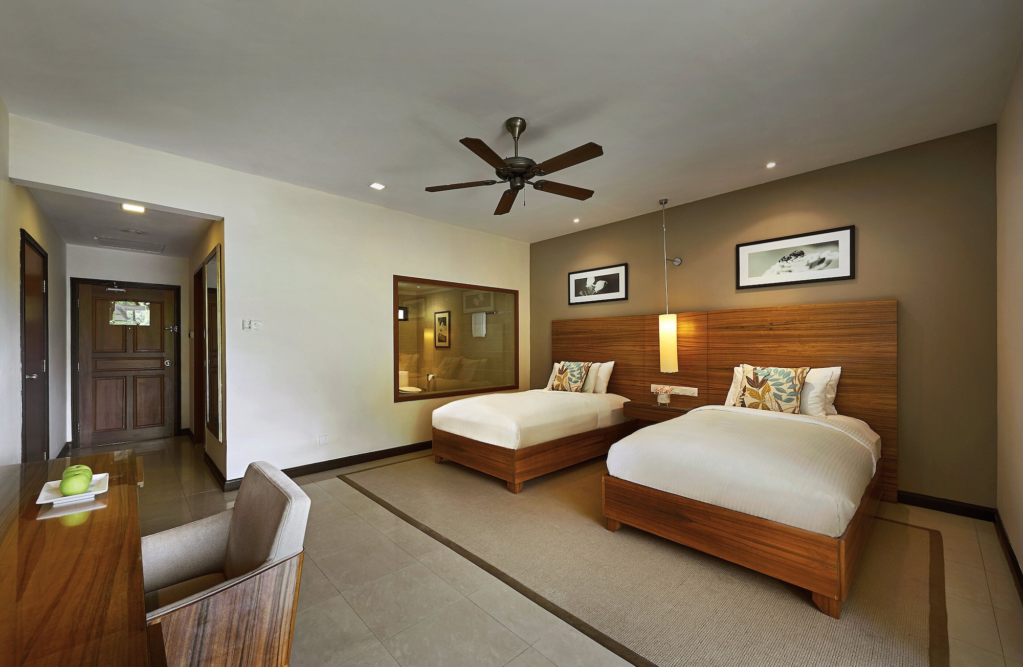 2 Bedrooms, Queen and Twin Beds, Hill View