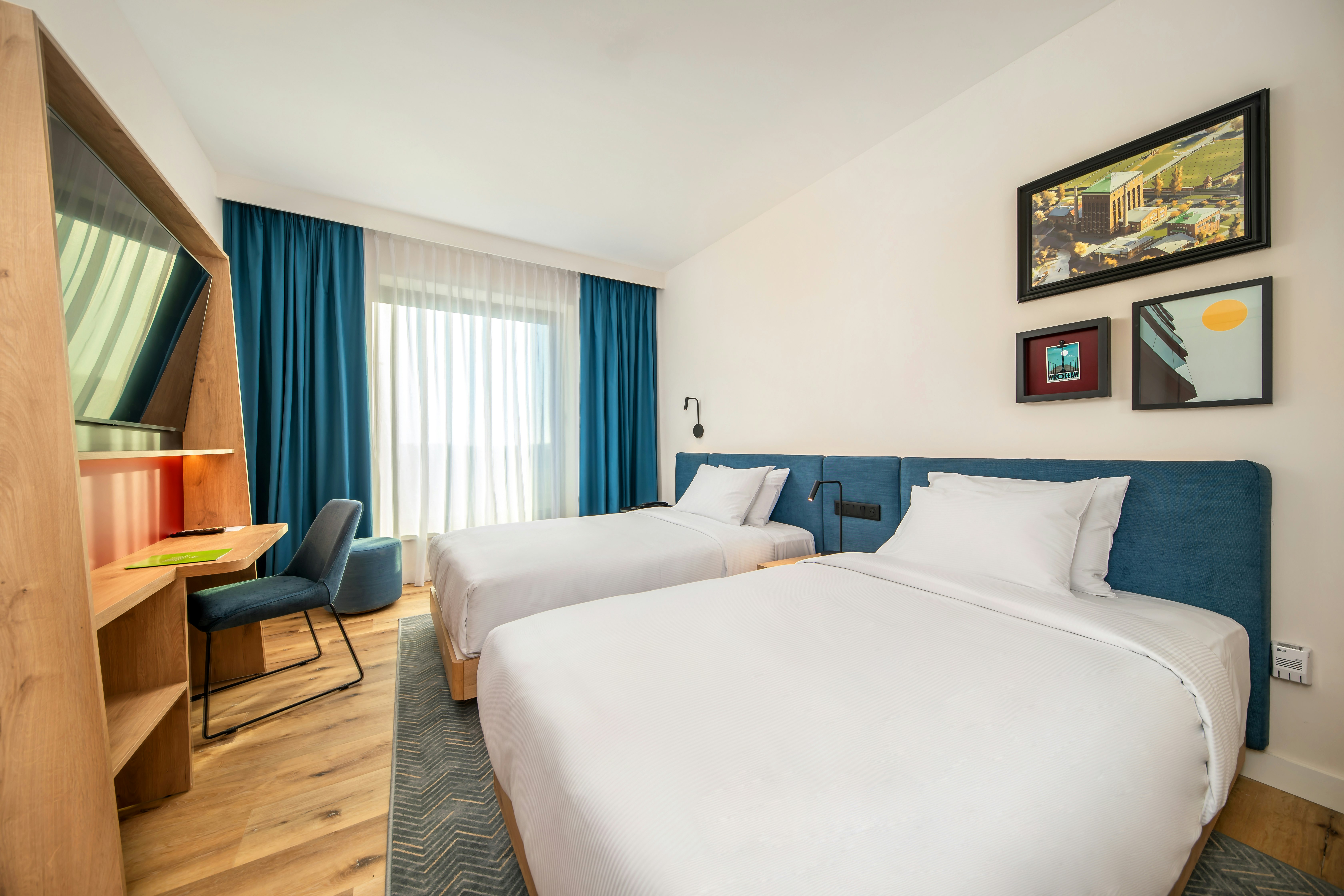 ROOM, TWIN BEDS