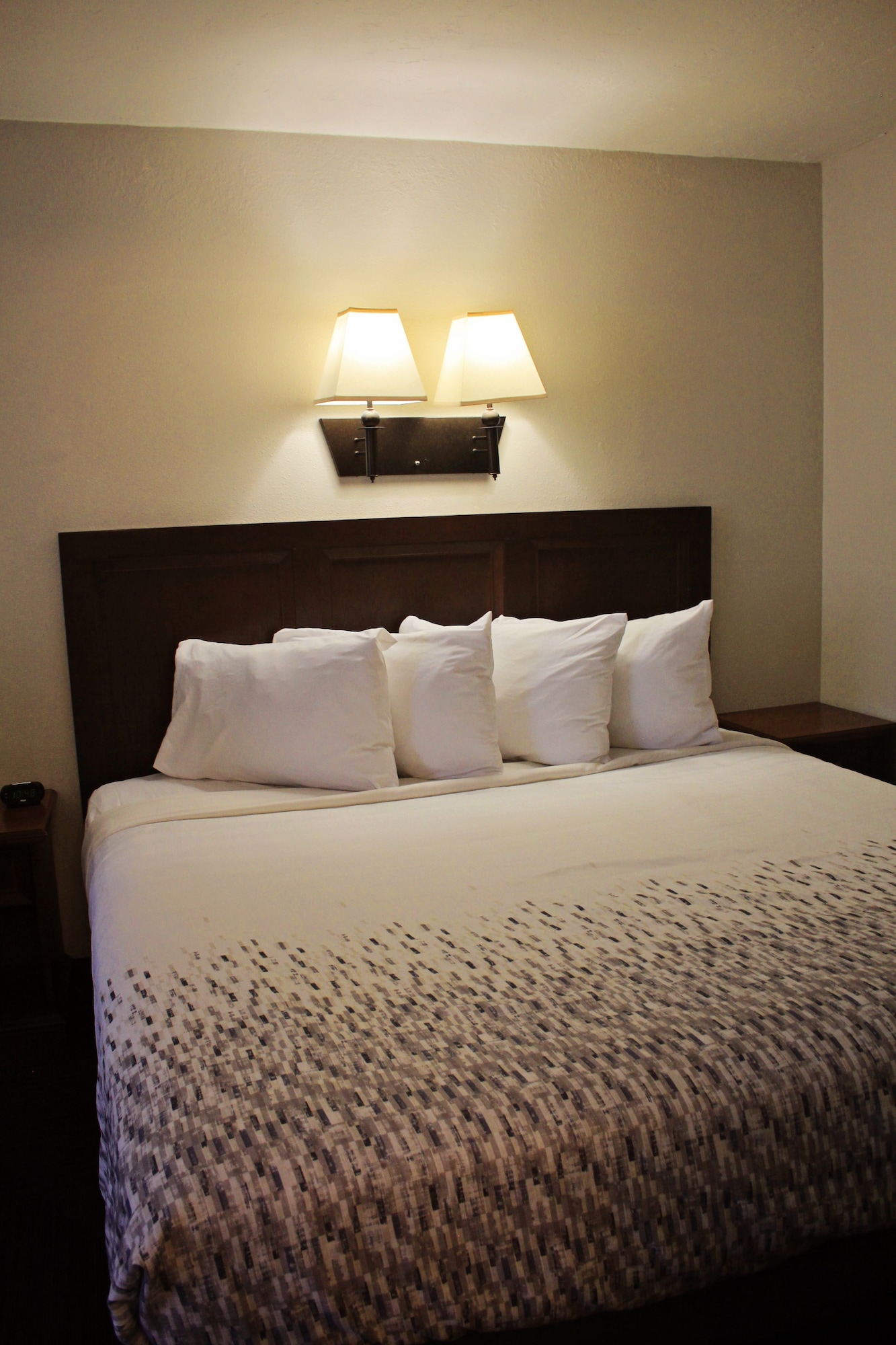 DELUXE, KING BED