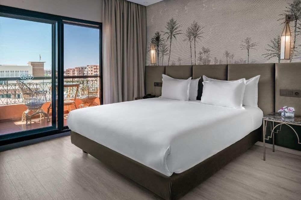 Deluxe, Double Bed, Station View