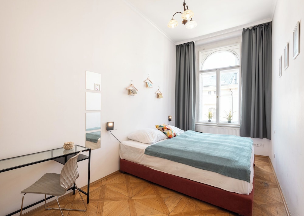 2 Bedrooms, Design, Apartment, 5 Beds, Bunk Bed, Sofa، Hybernska Apartments 8/10