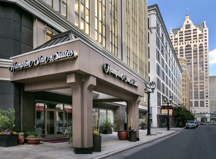 Hampton Inn and Suites Milwaukee Downtown 39/41