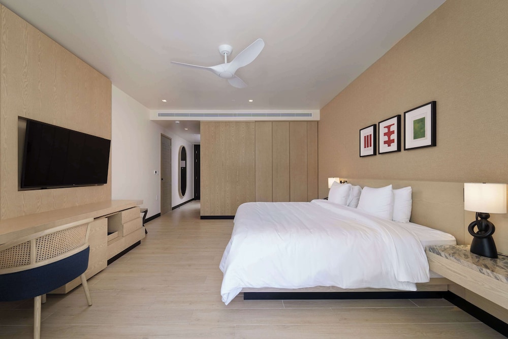 1 King Bed, Mobility Accessible Room, Resort View (AC1)