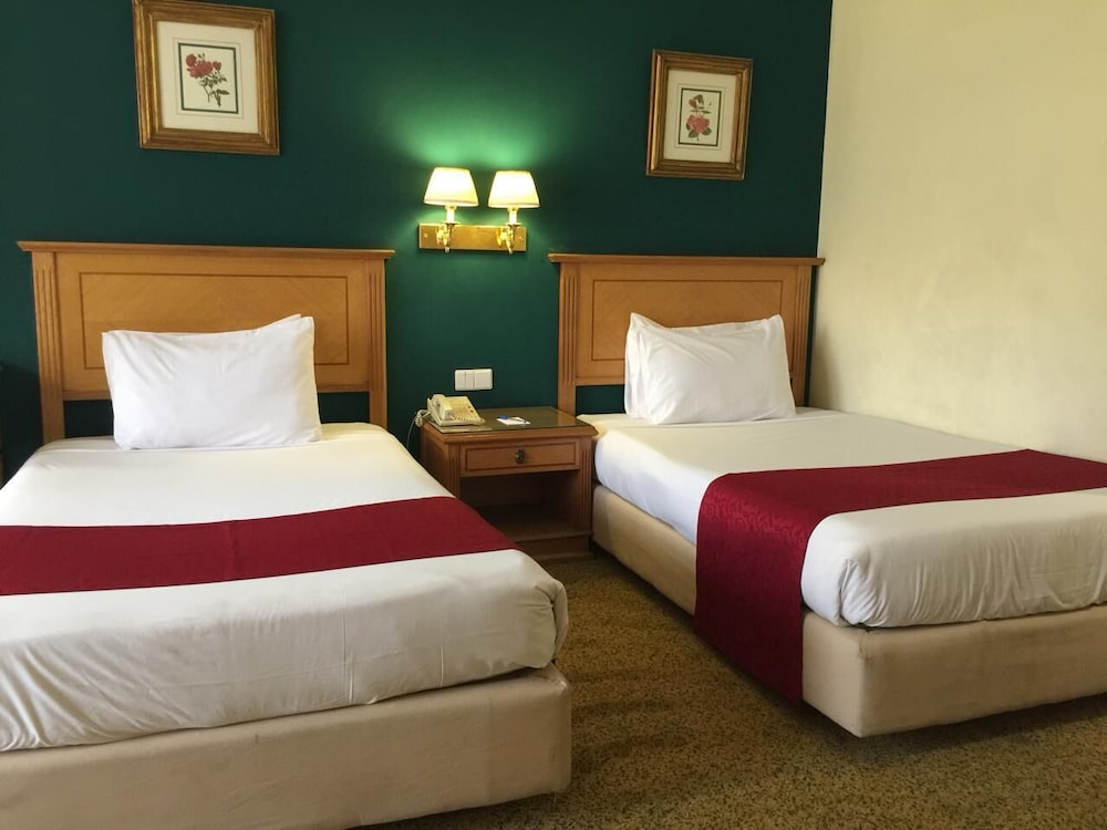 STANDARD, DOUBLE OR TWIN BED, POOL VIEW