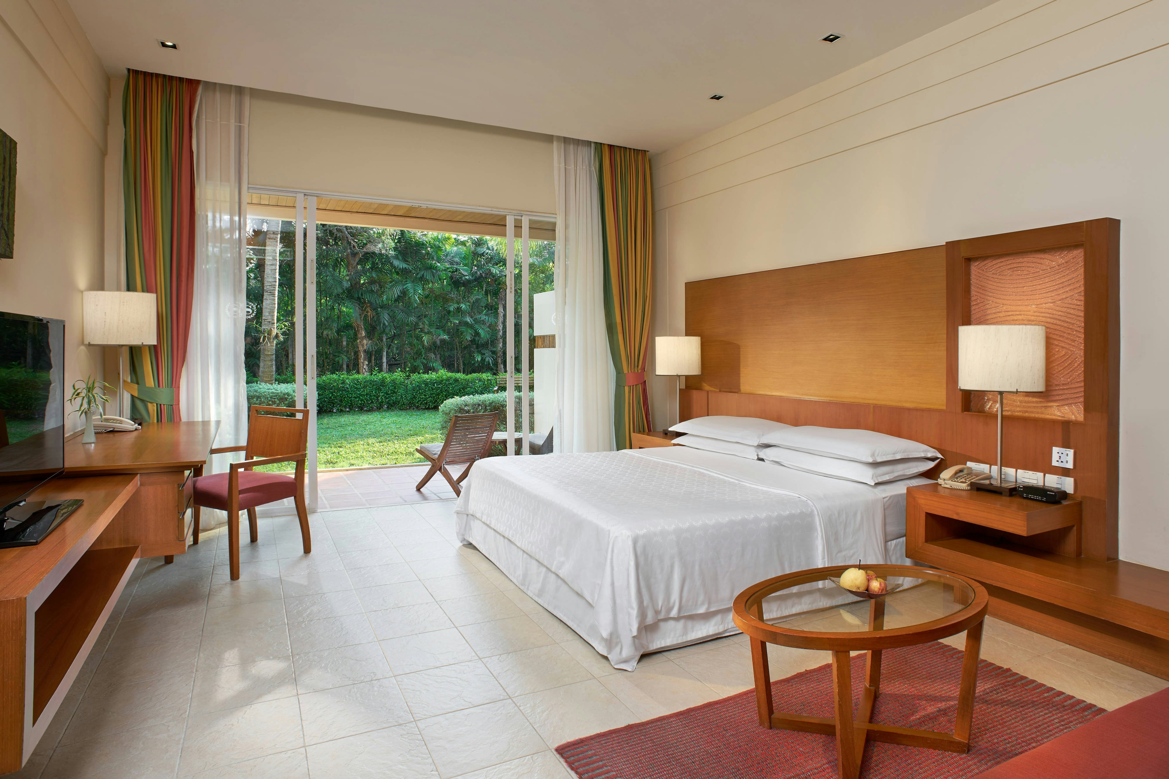 غرفة بسرير كينج