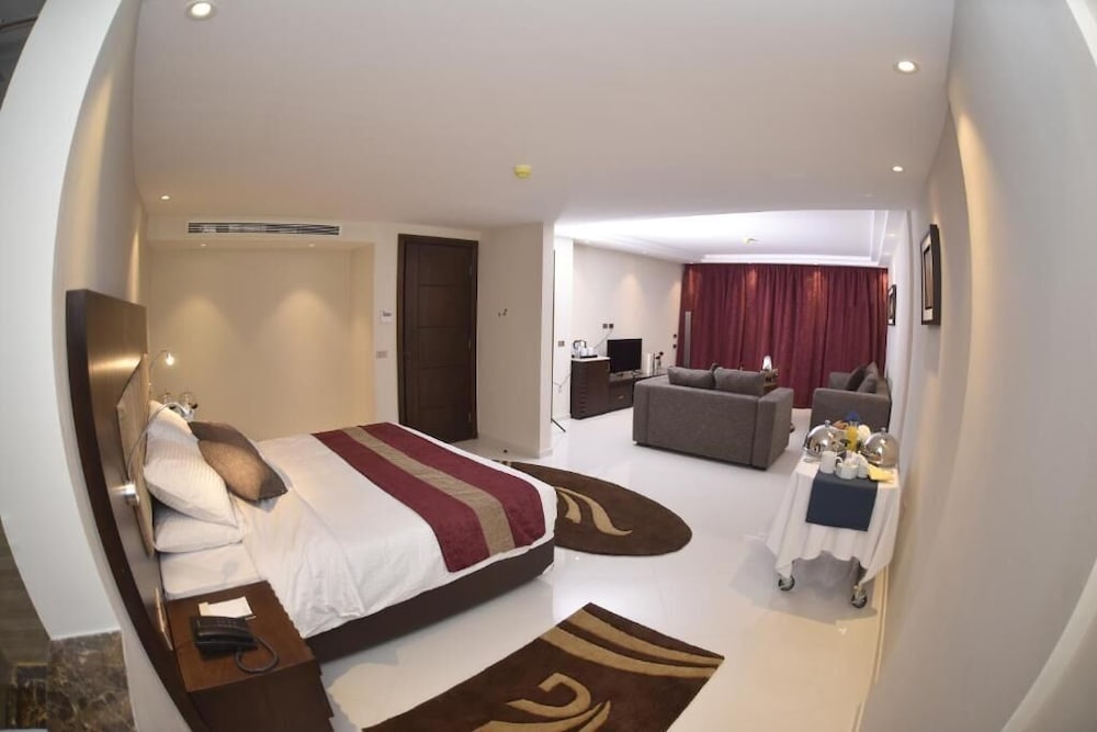 Junior Suite, King Bed, Hot Tub, Grand Ocean Hotel And Resort 3/4