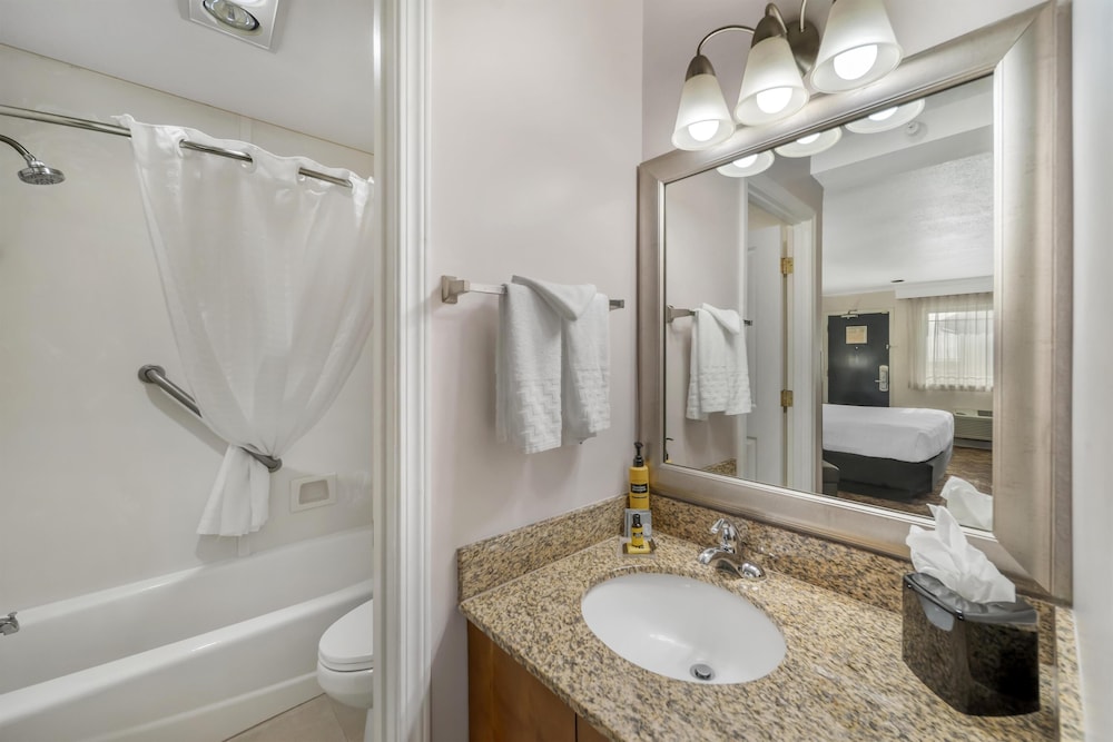 غرفة قياسية بسرير كينج، Best Western Plus Northwoods Inn 8/10