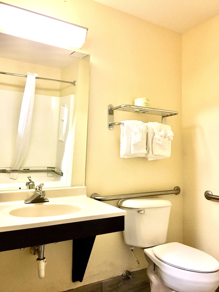 Days Inn Suites By Wyndham Traverse City 48/50