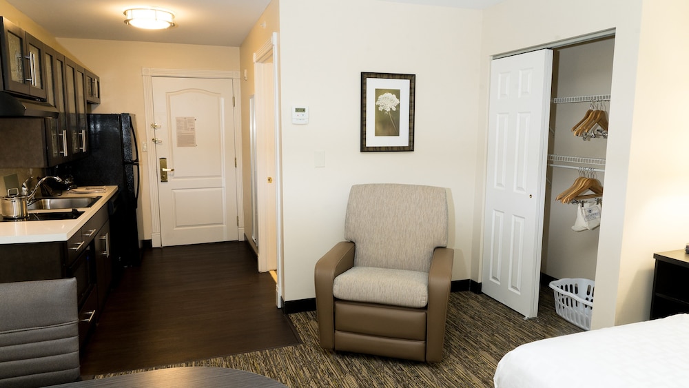 Candlewood Suites St. Joseph Benton Harbor 21/38