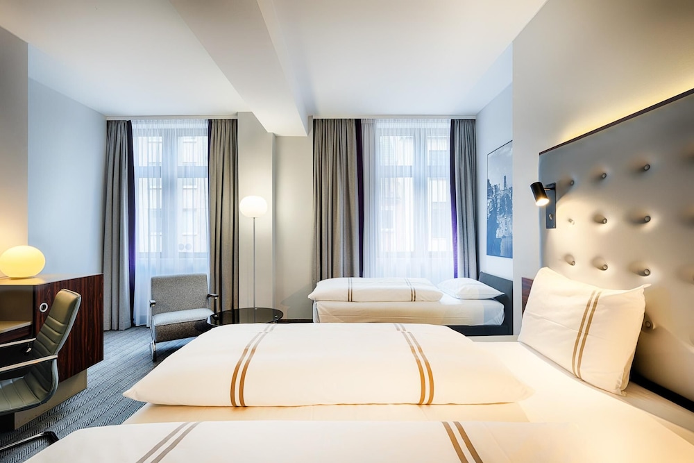 غرفة قياسية ثلاثية بسرير مزدوج وسرير فردي، Premier Inn Cologne City Mediapark Hotel 4/5
