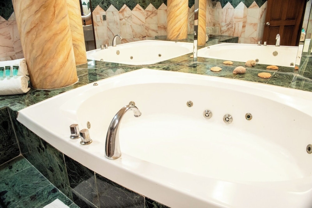 Hotel San Carlos Plaza, Beach & Convention Center 54/58