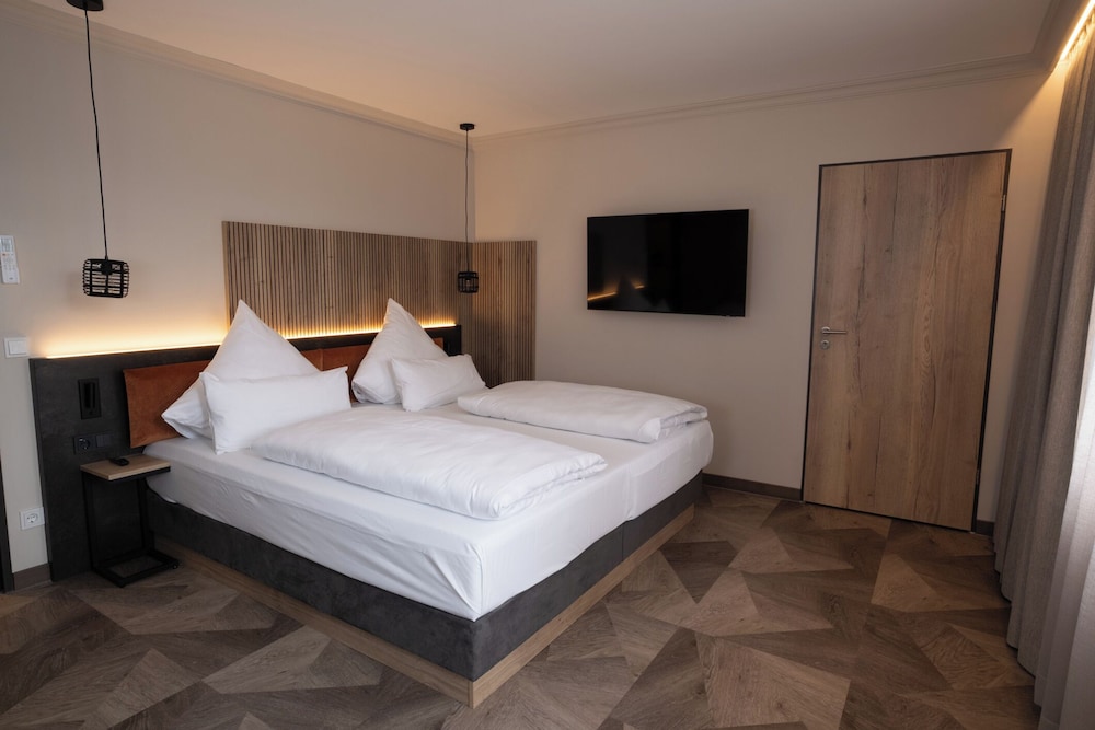 FAMILY, DOUBLE BED