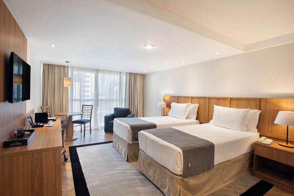 LUXURY, TWIN BEDS