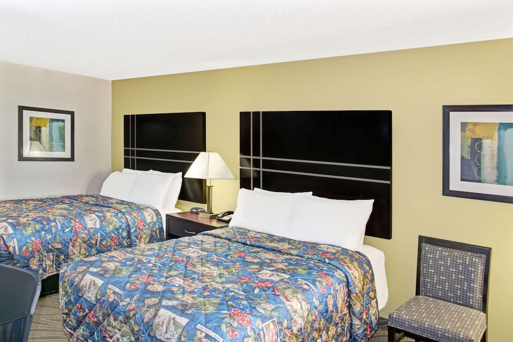 Howard Johnson by Wyndham Houston Heights/Downtown 6/23