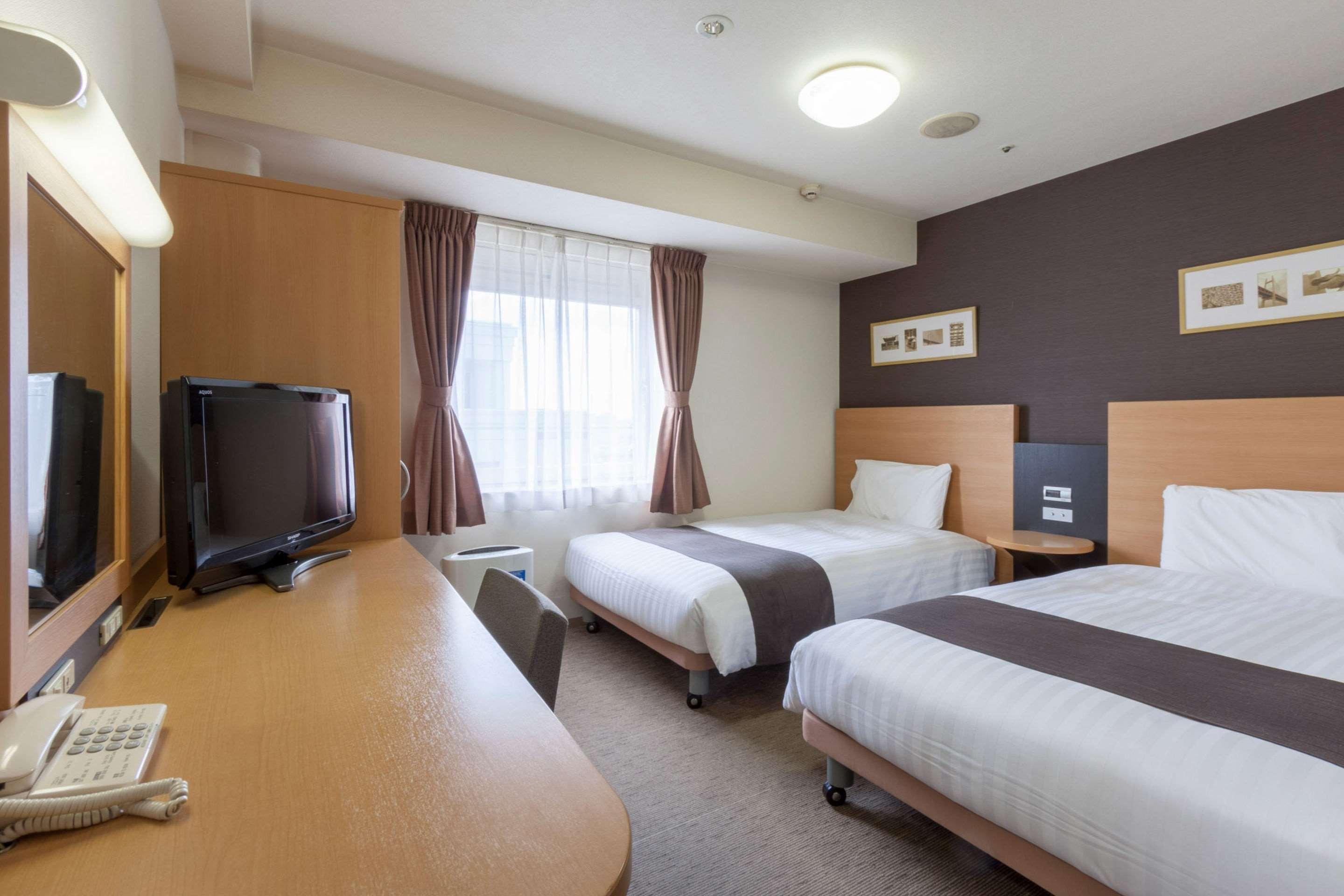 ROOM, TWIN BEDS