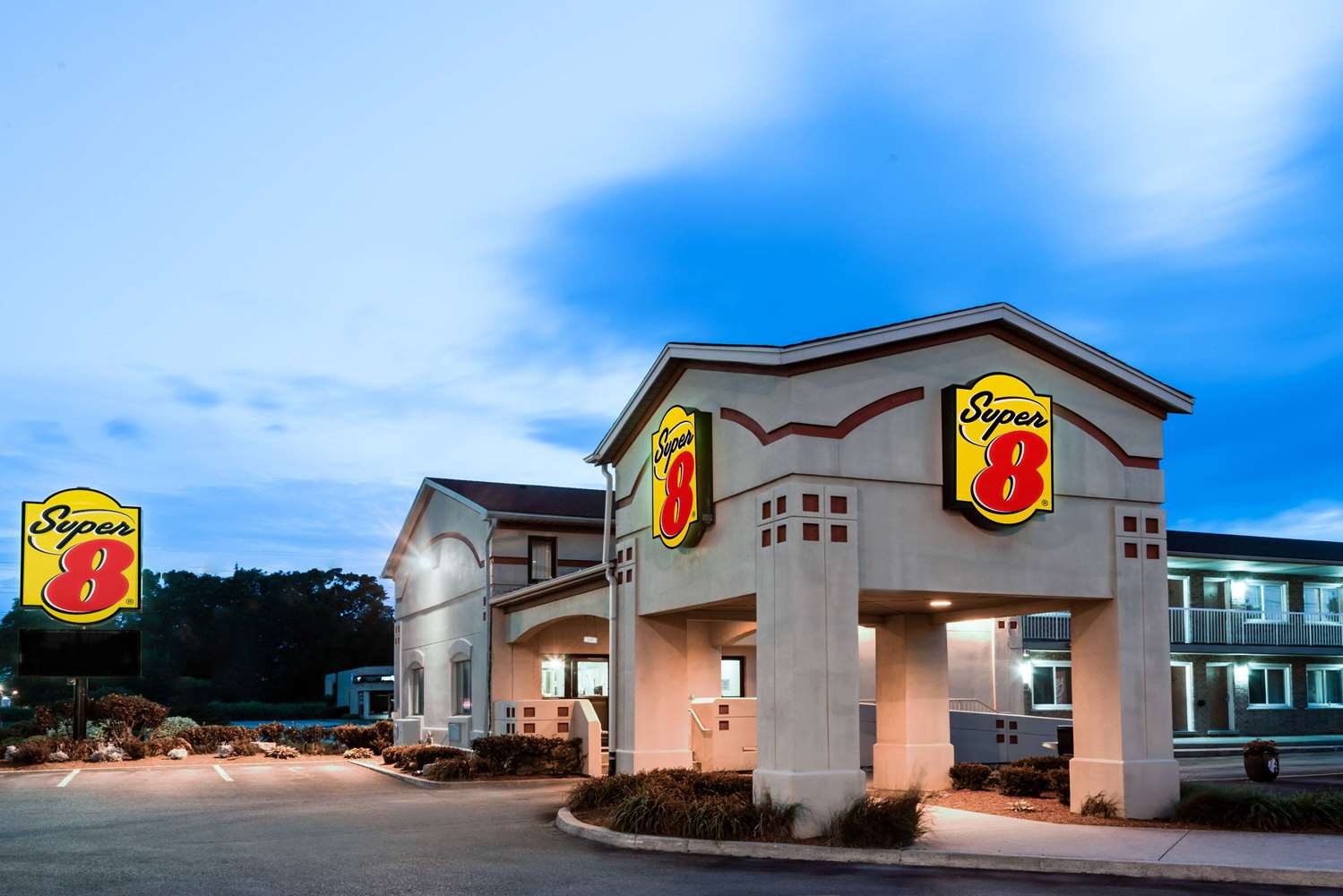 Super 8 By Wyndham Guelph 3/21