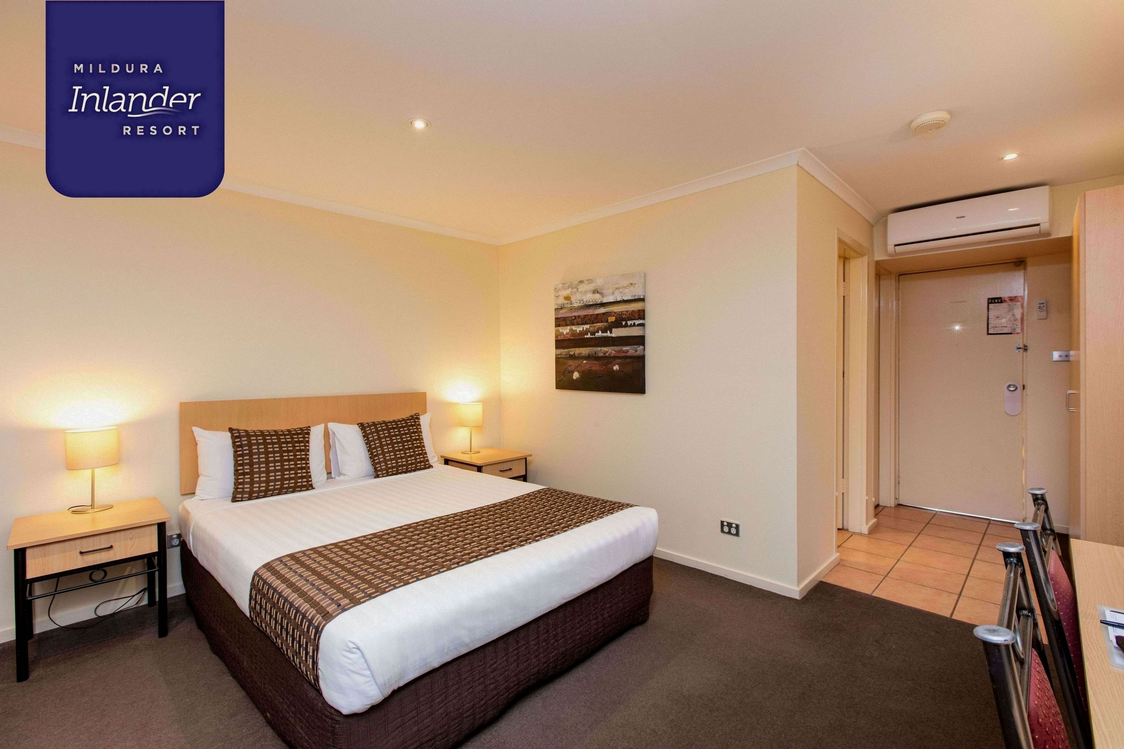 SUPERIOR, QUEEN BED