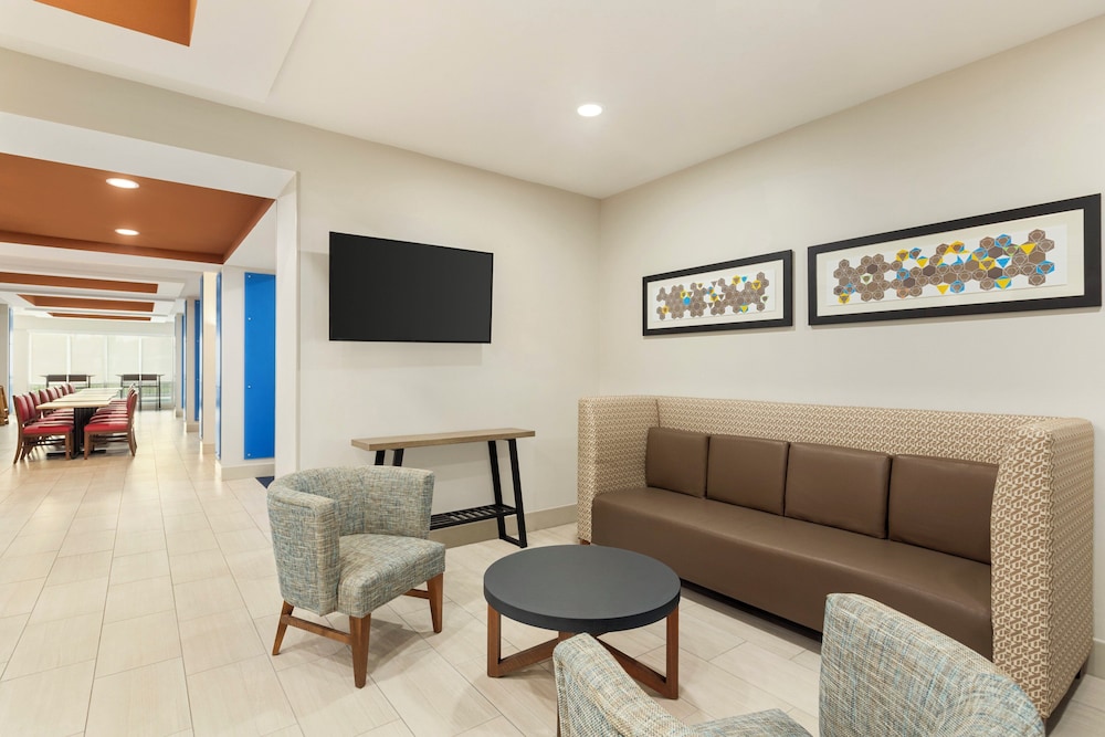 Holiday Inn Express & Suites Fort Myers East - The Forum 53/65