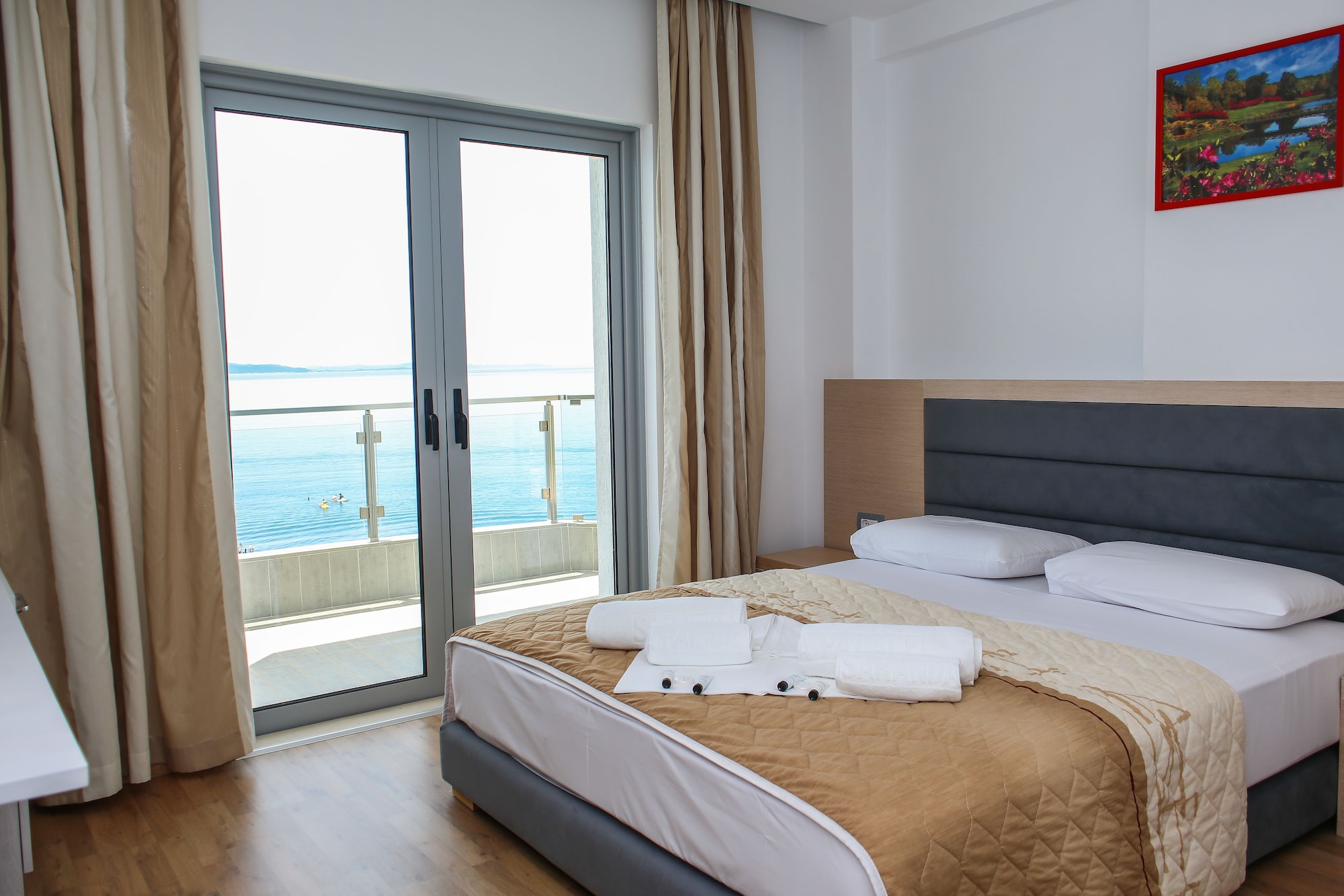 غرفة عائلية بسرير كوين وسريرين منفصلين بإطلالة على البحر بشرفة بغرفتي نوم، Hotel Saranda Palace 4/10