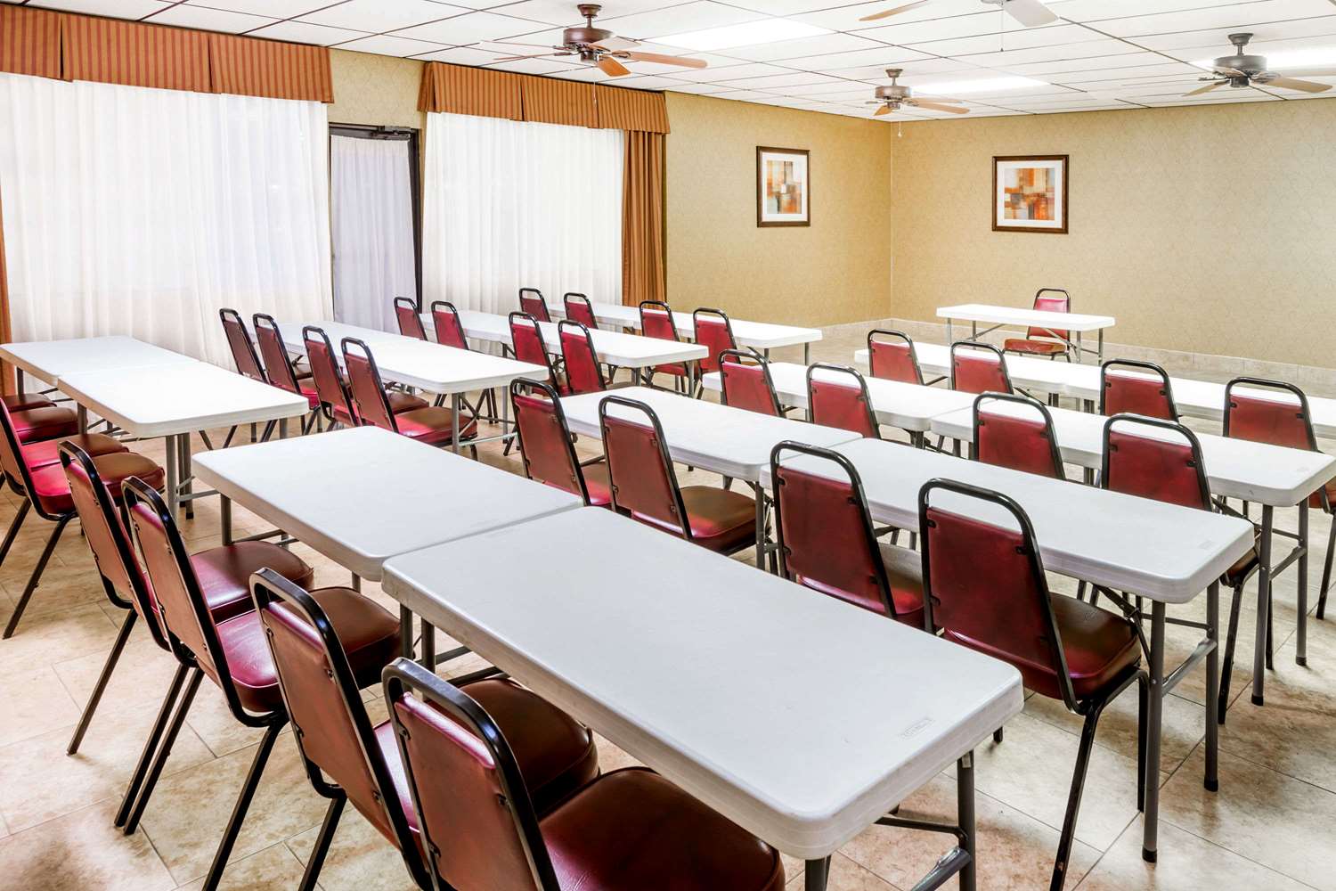 Days Inn By Wyndham Batesville 18/25
