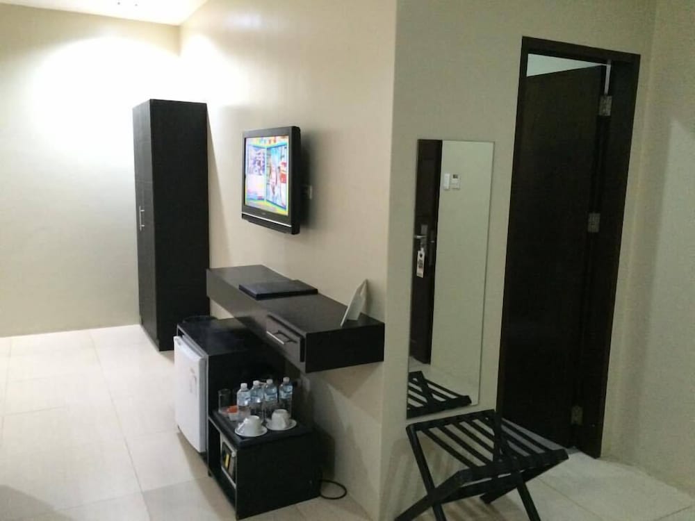Holiday Suites Hotel Amp Resort 32/50