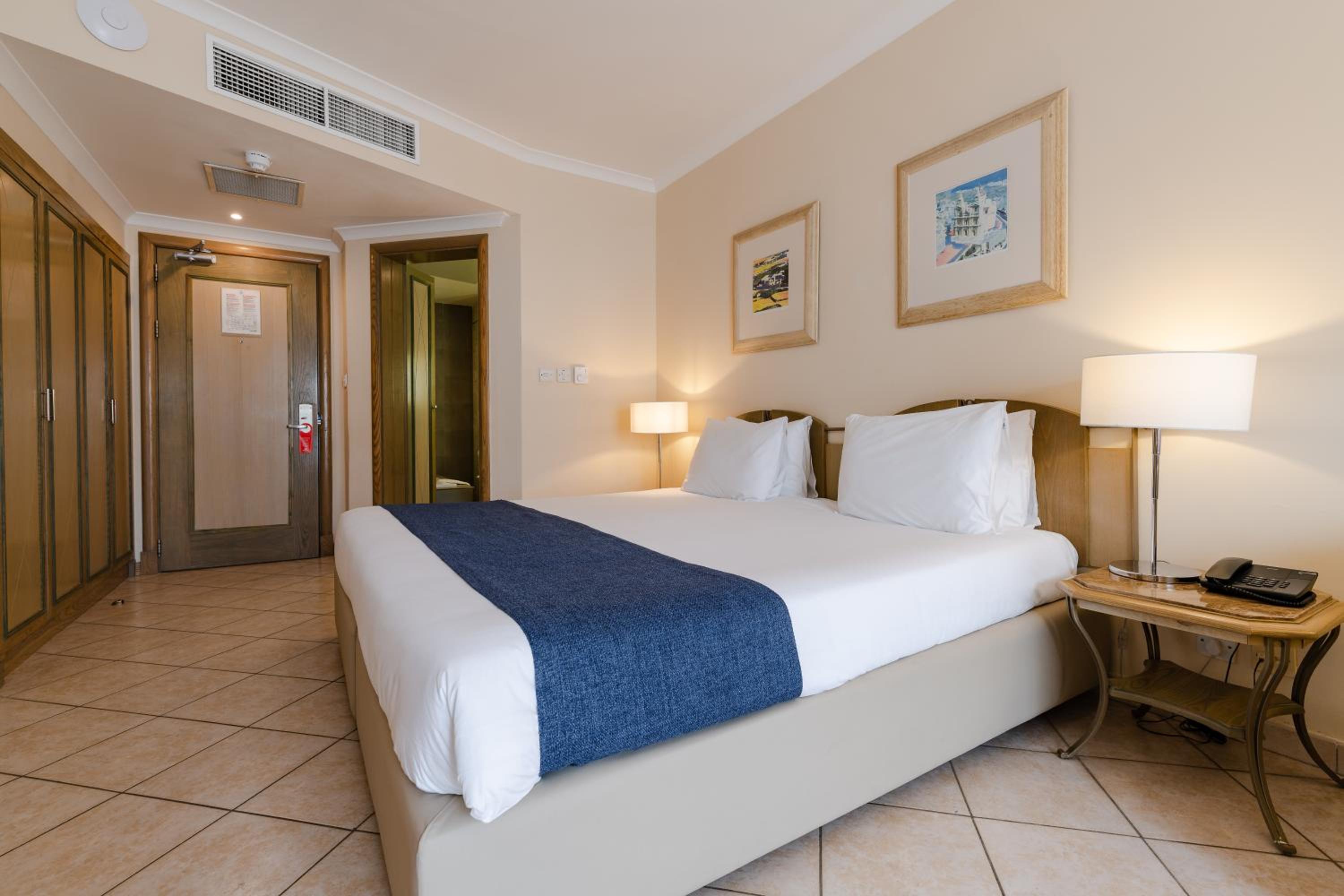 Junior Suite, Queen Bed, Garden View, Sofa