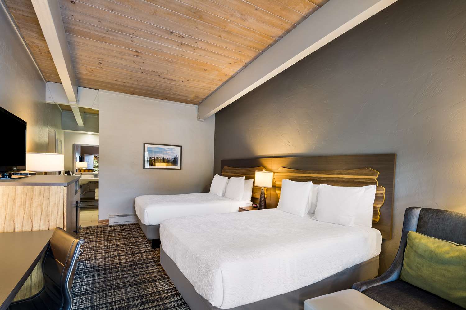 2 Rooms, Suite, 3 Queen Beds