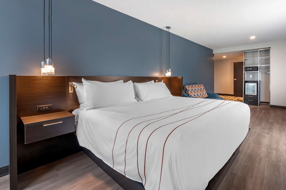 SUITE, KING BED, SOFA, BALCONY