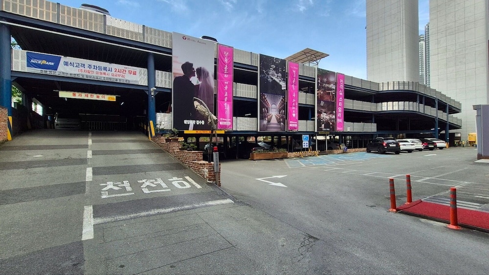Ariana Hotel 50/51