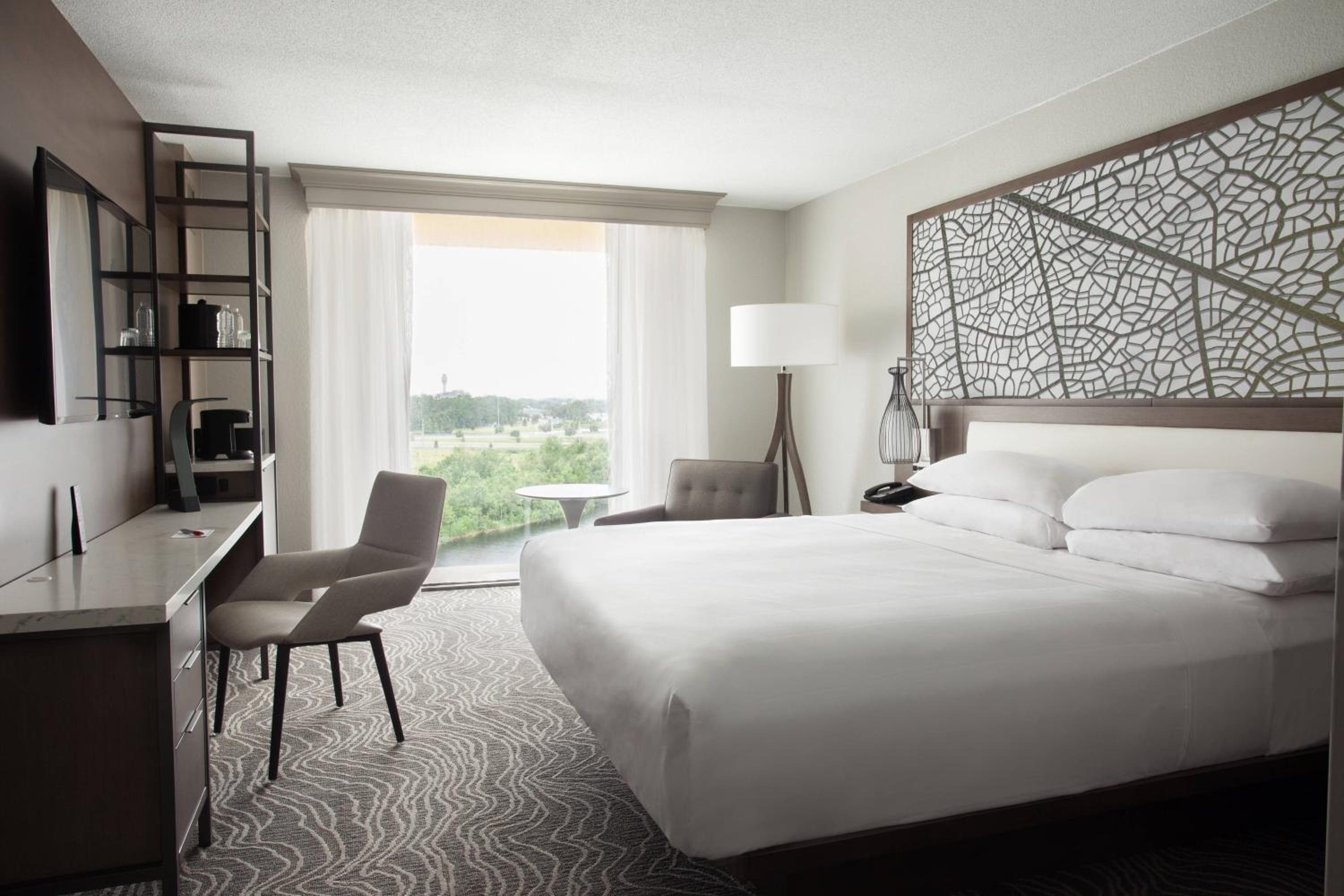 Guest Room, King Bed, Lake View