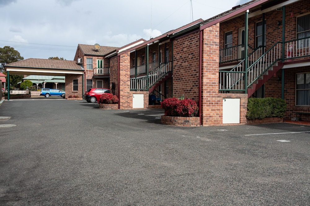 Cedar Lodge Motel 2/49