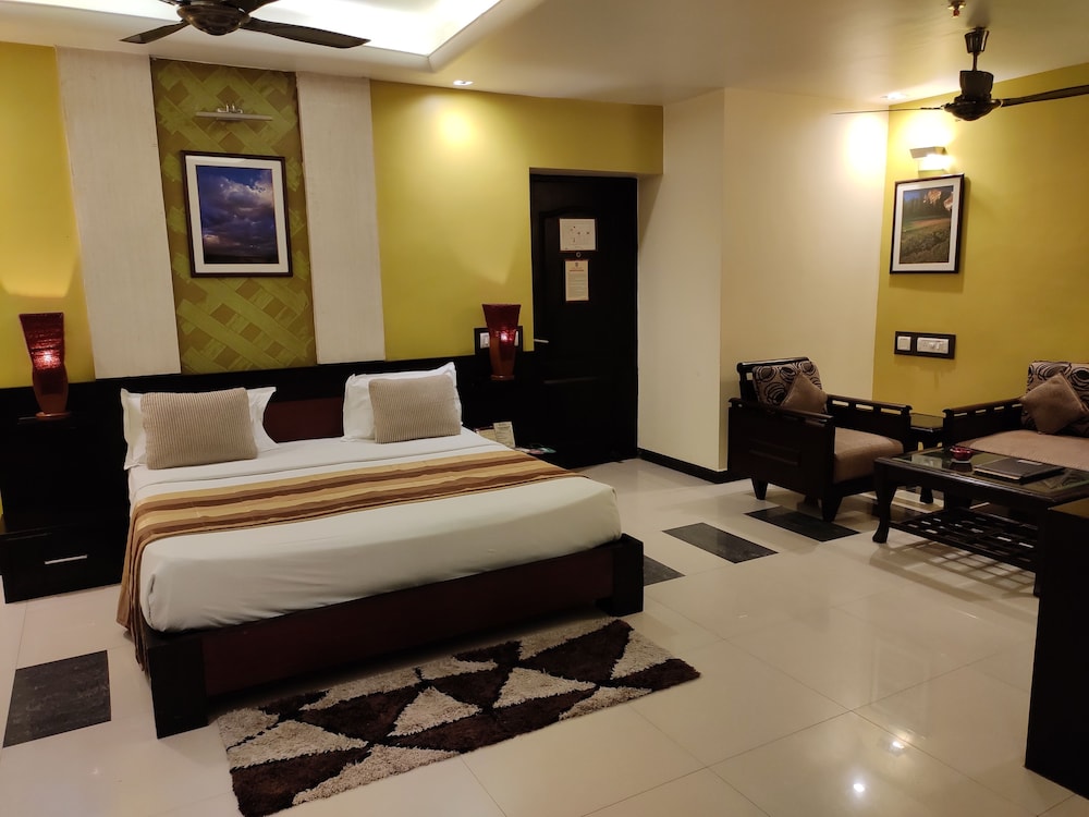 Hotel Pushpak 27/74