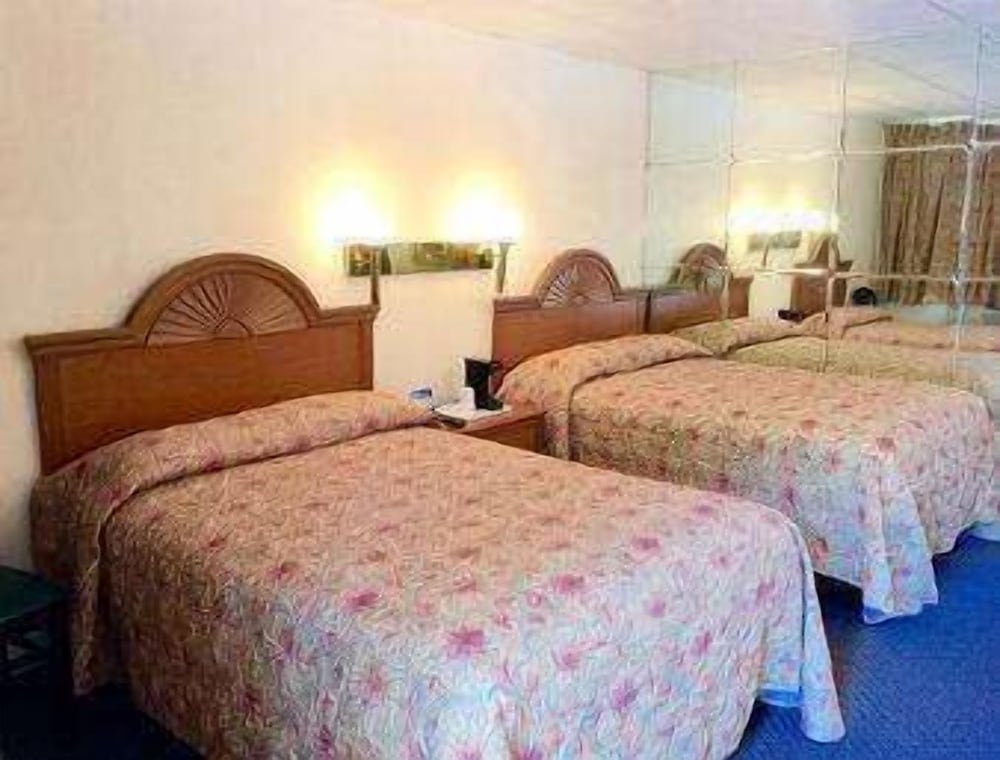 غرفة بسريرين مزدوجين للمدخنين، Travelodge by Wyndham Manhasset 3/4