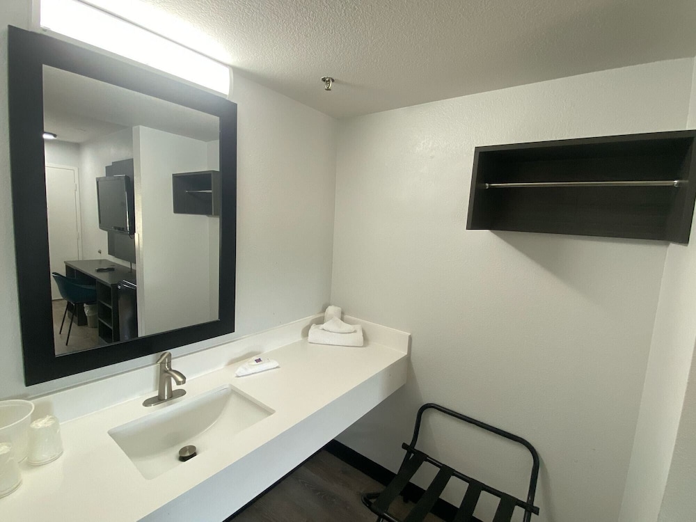 Motel6 Windsor Locks, CT - Hartford 66/66