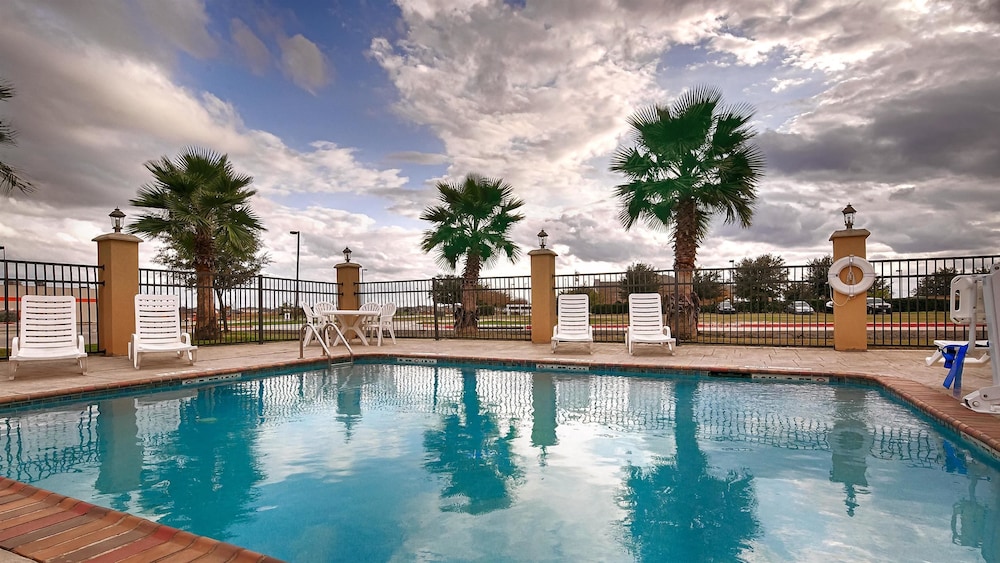 Best Western Bastrop Pines Inn 1/40