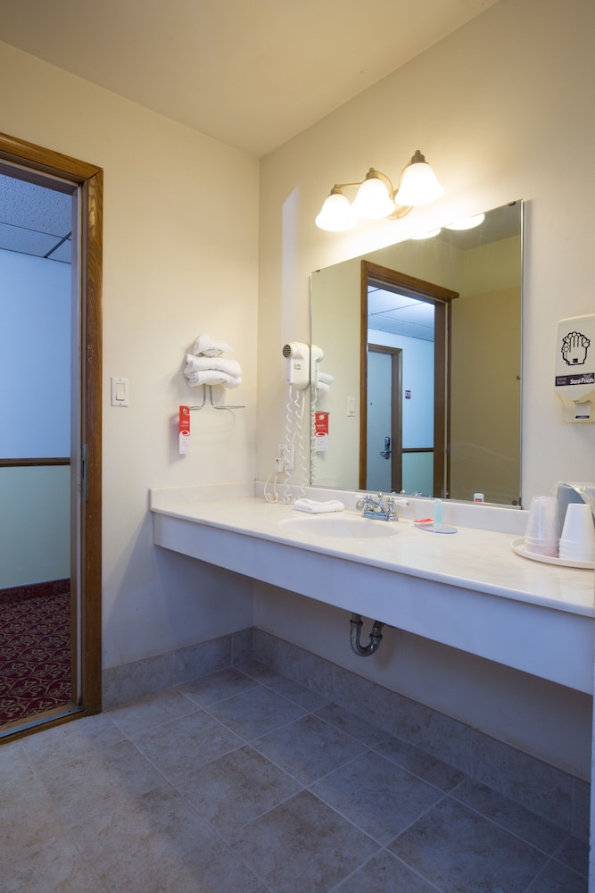 Travelodge by Wyndham Merrill 5/50